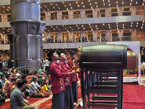 Suasana malam takbiran di Masjid Istiqlal, Jakarta Pusat, Jumat (20/3/2026). Foto: Jeni Ritanti/kumparan