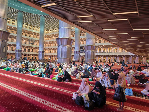 Suasana malam takbiran di Masjid Istiqlal, Jakarta Pusat, Jumat (20/3/2026). Foto: Jeni Ritanti/kumparan