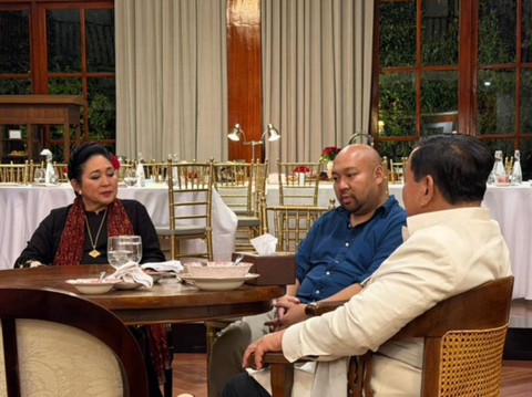 Presiden Prabowo Subianto mengunggah fotonya duduk semeja bersama Wakil Ketua Komisi IV DPR RI, Titiek Soeharto, dan anaknya, Didiet Hediprasetyo. Foto: Dok. Instagram @prabowo