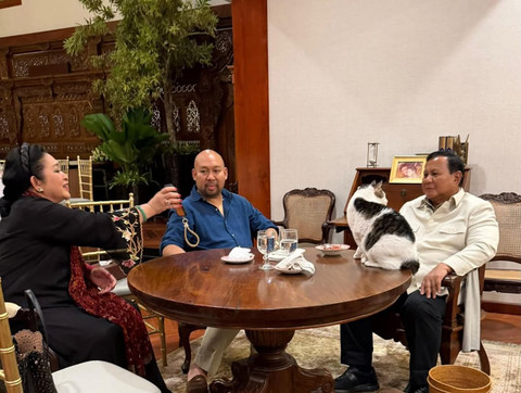 Presiden Prabowo Subianto mengunggah fotonya duduk semeja bersama Wakil Ketua Komisi IV DPR RI, Titiek Soeharto, dan anaknya, Didit Hediprasetyo. Foto: Dok. Instagram @prabowo