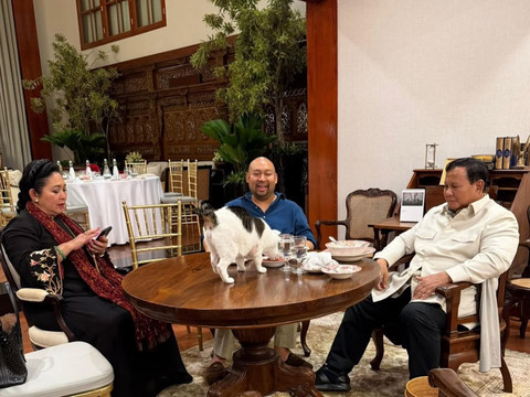 Presiden Prabowo Subianto mengunggah fotonya duduk semeja bersama Wakil Ketua Komisi IV DPR RI, Titiek Soeharto, dan anaknya, Didiet Hediprasetyo. Foto: Dok. Instagram @prabowo