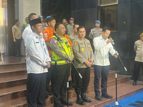 Astamaops Komjen Fadil, Kakorlantas Polri Irjen Pol. Agus Suryonugroho, dan sejumlah pejabat dalam jumpa pers di Polda Metro Jaya, Jumat (20/3). Foto: Nauval Pratama/kumparan