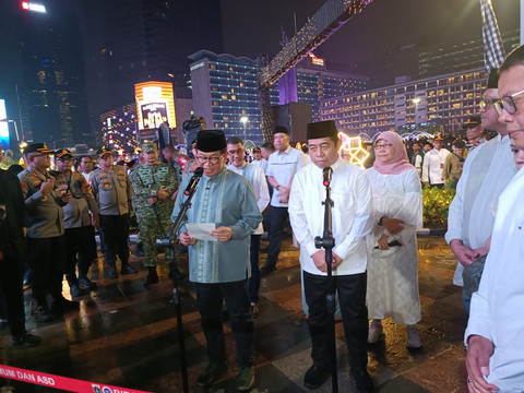 Gubernur DKI Jakarta, Pramono Anung bersama Ketua DPRD DKI Jakarta, Khoirudin saat memberikan keterangan pers di sela acara Jakarta Bedug Kolosal di Bundaran HI, Jumat (20/3). Foto: Ryan Iqbal/kumparan