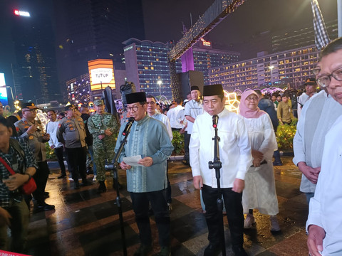 Gubernur DKI Jakarta, Pramono Anung bersama Ketua DPRD DKI Jakarta, Khoirudin saat memberikan keterangan pers di sela acara Jakarta Bedug Kolosal di Bundaran HI, Jumat (20/3). Foto: Ryan Iqbal/kumparan