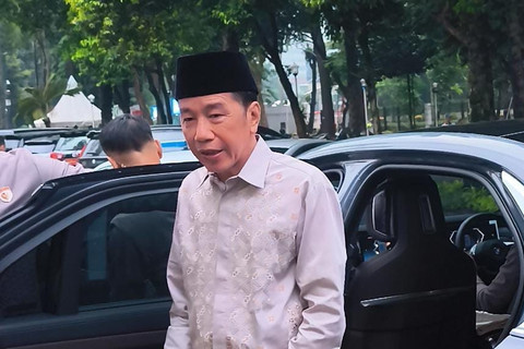 Presiden ketujuh Joko Widodo tiba jelang salat Idul Fitri 1447 H di Masjid Jami' Al Bina, Gelora Bung Karno (GBK), Jakarta, Sabtu (21/3/2026). Foto: Jeni Ritanti/kumparan