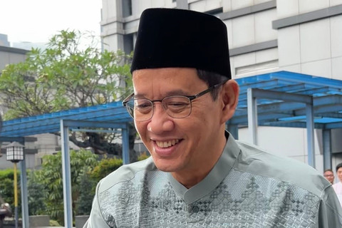 Menteri Keuangan Purbaya Yudhi Sadewa tiba jelang melaksanakan salat Idul Fitri 1447 H di Masjid Salahuddin Direktorat Jenderal Pajak, Jakarta, Sabtu (21/3/2026). Foto: Ave Airiza Gunanto/kumparan