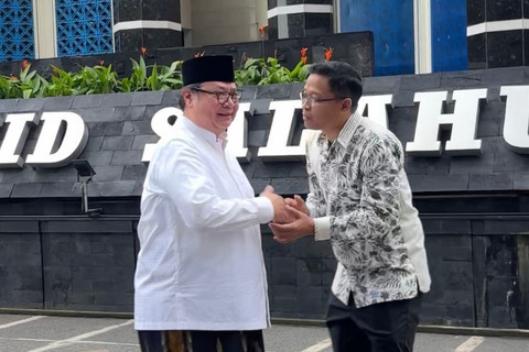 Menteri Koordinator Bidang Perekonomian Airlangga Hartarto tiba jelang melaksanakan salat Idul Fitri 1447 H di Masjid Salahuddin Direktorat Jenderal Pajak, Jakarta, Sabtu (21/3/2026). Foto: Ave Airiza Gunanto/kumparan
