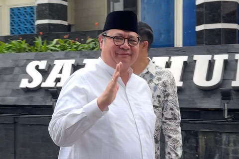 Menteri Koordinator Bidang Perekonomian Airlangga Hartarto tiba jelang melaksanakan salat Idul Fitri 1447 H di Masjid Salahuddin Direktorat Jenderal Pajak, Jakarta, Sabtu (21/3/2026). Foto: Ave Airiza Gunanto/kumparan