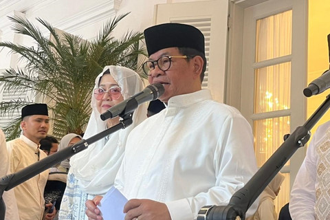 Gubernur DKI Jakarta Pramono Anung memberikan keterangan pers usai melaksanakan salat Idul Fitri 1447 H di Balai Kota, Jakarta, Sabtu (21/3/2026). Foto: Nasywa Athifah/kumparan