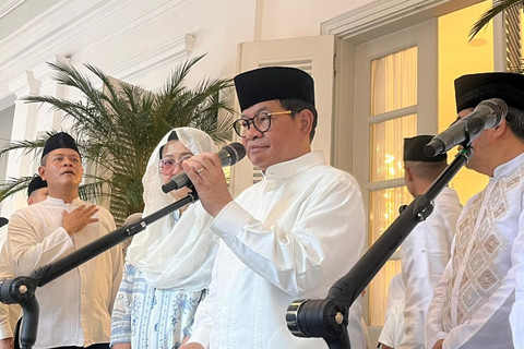 Gubernur DKI Jakarta Pramono Anung memberikan keterangan pers usai melaksanakan salat Idul Fitri 1447 H di Balai Kota, Jakarta, Sabtu (21/3/2026). Foto: Nasywa Athifah/kumparan