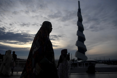 Siluet umat muslim saat berjalan setibanya untuk melaksanakan salat Idul Fitri 1447 H di Masjid Negara di Kawasan Inti Pusat Pemerintahan (KIPP) di Ibu Kota Nusantara (IKN), Penajam Paser Utara, Kalimantan Timur, Sabtu (21/3/2026). Foto: M Risyal Hidayat/ANTARA FOTO
