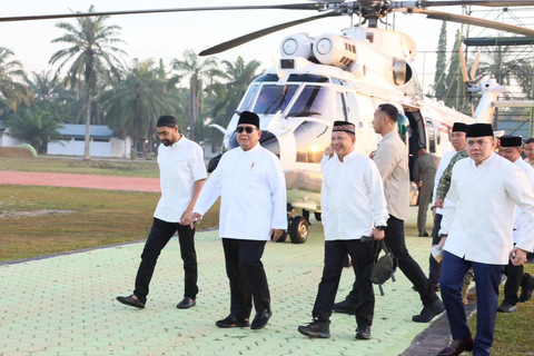 Mendagri Tito Karnavian mendampingi Presiden Prabowo Subianto bersiap melaksankan salat Idul Fitri 1447 H di Aceh Tamiang, Aceh, Sabtu (21/3/2026). Foto: Kemendagri RI