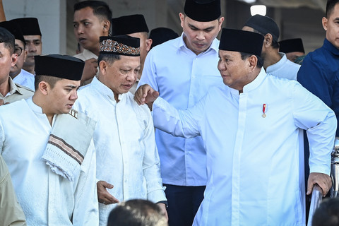 Presiden Prabowo Subianto bersama Sekretaris Kabinet Teddy Indra Wijaya dan Menteri Dalam Negeri Tito Karnavian berjalan keluar usai melaksanakan salat Idul Fitri di Masjid Darussalam, Aceh Tamiang, Aceh, Sabtu (21/3/2026). Foto: Galih Pradipta/ANTARA FOTO