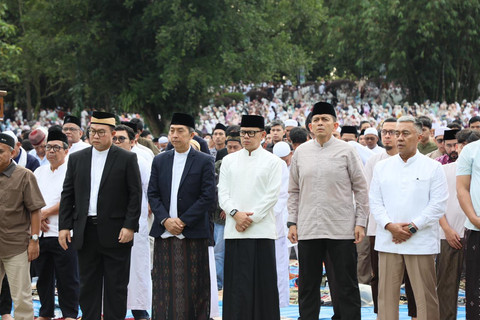 Wamendagri Bima Arya di Taman Reinwardt usai melaksanakan salat Idul Fitri 1447 H di Kebun Raya Bogor, Jawa Barat, Sabtu, Sabtu (21/3/2026). Foto: Kemendagri RI