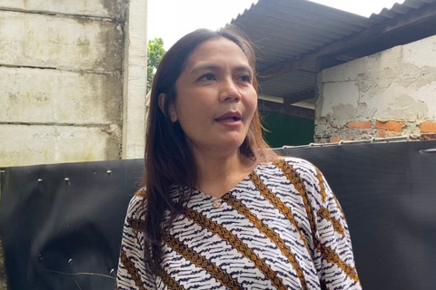 Silvia Rinita Harefa, istri mantan Wakil Menteri Ketenagakerjaan (Wamenaker) Immanuel Ebenezer saat mengunjungi Rutan KPK Gedung Merah Putih, Jakarta Selatan, saat momen Lebaran, Sabtu (21/3/2026).  Foto: Jeni Ritanti/kumparan