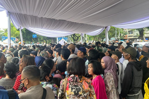 Warga mengantre dan menunggu masuk untuk halalbihalal bersama Presiden Prabowo Subianto di Kompleks Istana Kepresidenan, Jakarta, Sabtu (21/3/2026). Foto: Nauval Pratama/kumparan