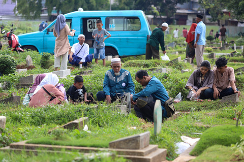 Warga berziarah ke makam saat momen lebaran di TPU Prumpung, Jakarta, Sabtu (21/3/2026). Foto: Iqbal Firdaus/kumparan