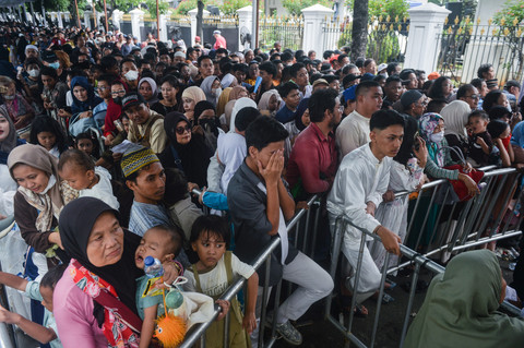 Warga antre untuk menghadiri halalbihalal dengan Presiden Prabowo Subianto di pintu masuk Kementerian Sekretariat Negara, Jakarta, Sabtu (21/3/2026).  Foto: Putra M. Akbar/ANTARA FOTO 
