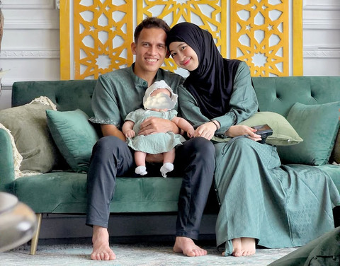 Adiba Khanza dan Egy Maulana Vikri rayakan lebaran dengan anak pertama. Foto: Instagram/adiba.knza