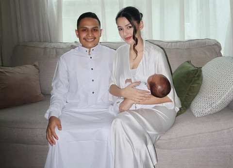 Susan Sameh rayakan lebaran dengan anak pertama. Foto: Instagram/susansameeh
