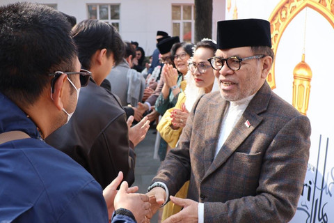 Duta Besar Republik Indonesia untuk China dan Mongolia Djauhari Oratmangun (kanan) bersalaman dengan warga Indonesia seusai salat Idul Fitri 1447 Hijriah di KBRI Beijing, China, Sabtu (21/3/2026) Foto: KBRI Beijing