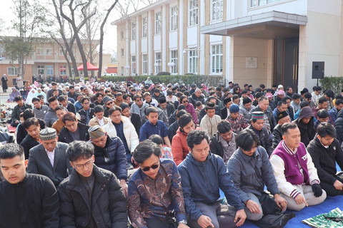 Sejumlah warga negara Indoneisa (WNI) melaksanakan salat Idul Fitri 1447 Hijriah di KBRI Beijing, China, Sabtu (21/3/2026). Foto: KBRI Beijing