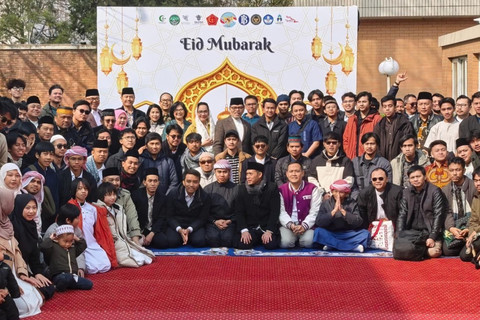 Duta Besar Republik Indonesia untuk China dan Mongolia Djauhari Oratmangun foto bersama dengan warga Indonesia seusai salat Idul Fitri 1447 Hijriah di KBRI Beijing, China, Sabtu (21/3/2026). Foto: KBRI Beijing