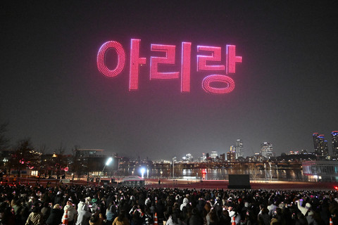 Boy group K-pop BTS tampil dalam konser di Gwanghwamun Square, Seoul (21/3). Foto: Jung Yeon-je/AFP