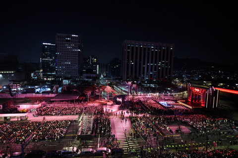 Boy group K-pop BTS tampil dalam konser di Gwanghwamun Square, Seoul (21/3). Foto: KIM HONG-JI/AFP