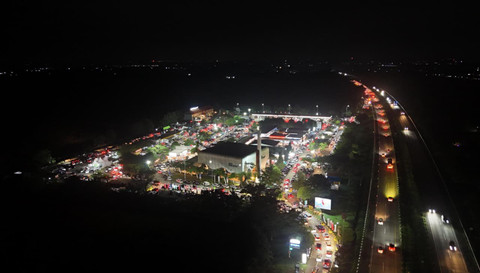 Rest Area KM 166 Tol Cipali terlihat padat dan dijalur A arah Cirebon kendaraan terpantau ramai lancar. (21/3/2026). Foto: Dok. Humas Astra Tol Cipali