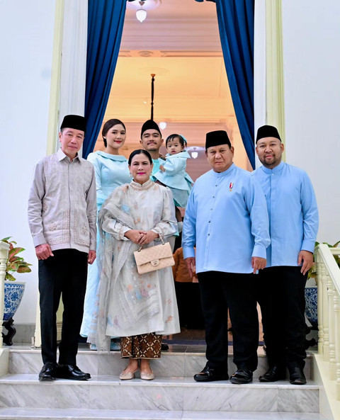 Presiden Prabowo bersilaturahmi dengan Presiden RI ke-7, Bapak Joko Widodo, dalam suasana hangat Halal Bihalal hari ini. Foto: Dok. Instagram @sekretariat.kabinet