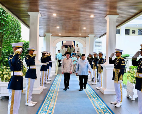 Presiden Prabowo bersilaturahmi dengan Presiden RI ke-7, Bapak Joko Widodo, dalam suasana hangat Halal Bihalal hari ini. Foto: Dok. Instagram @sekretariat.kabinet