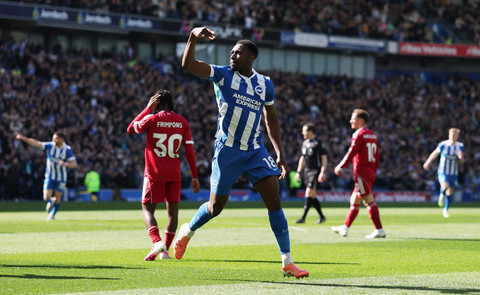 Pertandingan Premier League antara Brighton & Hove Albion melawan Liverpool berlangsung di The American Express Community Stadium (21/3). Foto: Paul Childs/REUTERS