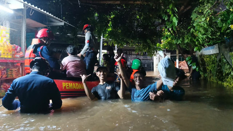 Evakuasi banjir di Cibubur, Ciracas, Jakarta Timur, Sabtu (21/3). Foto: Dok. Damkar Jakarta Timur