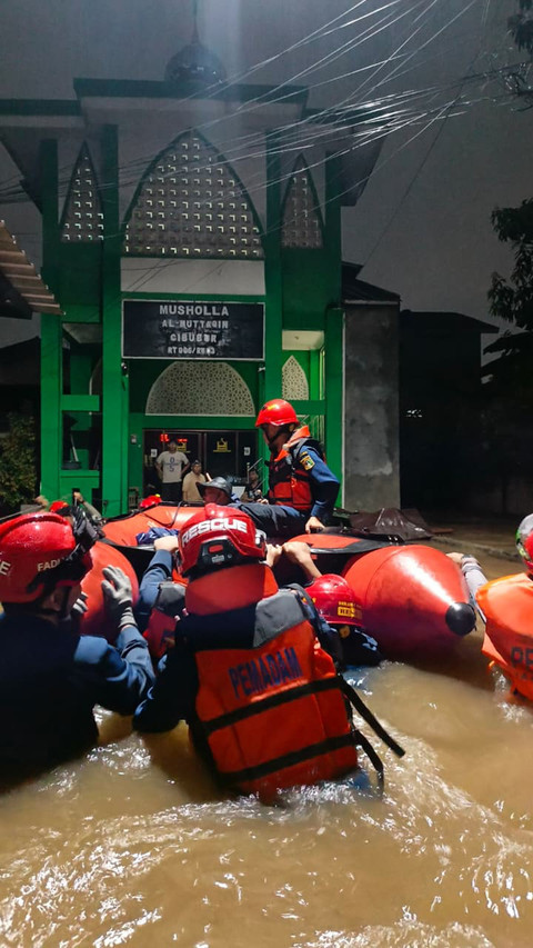 Evakuasi banjir di Cibubur, Ciracas, Jakarta Timur, Sabtu (21/3). Foto: Dok. Damkar Jakarta Timur