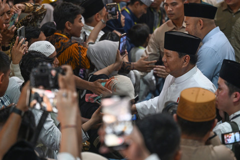 Presiden Prabowo Subianto (kedua kanan) bersama putranya, Didit Hediprasetyo (kanan) menyapa warga dalam halalbihalal Hari Raya Idul Fitri 1447 Hijriah di kompleks Istana Kepresidenan, Jakarta, Sabtu (21/3/2026). Foto: Bayu Pratama S/ANTARA FOTO