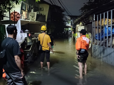 Kondisi banjir yang menggenangi Jalan Harmed, RT 10 RW 07, Pekayon, Jakarta Timur pada Sabtu (21/3). Foto: Ryan Iqbal/kumparan