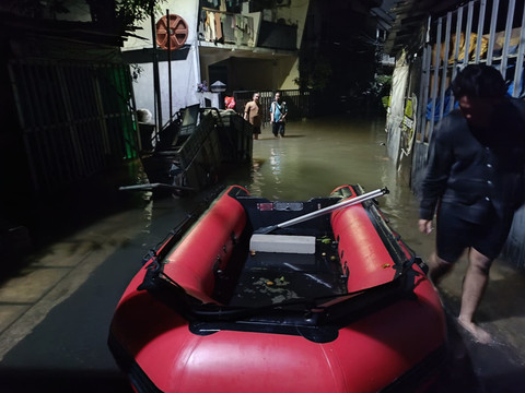 Kondisi banjir yang menggenangi Jalan Harmed, RT 10 RW 07, Pekayon, Jakarta Timur pada Sabtu (21/3). Foto: Ryan Iqbal/kumparan