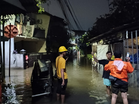 Kondisi banjir yang menggenangi Jalan Harmed, RT 10 RW 07, Pekayon, Jakarta Timur pada Sabtu (21/3). Foto: Ryan Iqbal/kumparan