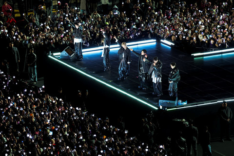 Grup Kpop BTS tampil dalam konser 'BTS The Comeback Live Arirang' di pusat kota Seoul, Korea Selatan, Sabtu (21/3/2026). Foto: Kim Hong-Ji/Pool via REUTERS