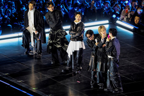 Grup Kpop BTS tampil dalam konser 'BTS The Comeback Live Arirang' di pusat kota Seoul, Korea Selatan, Sabtu (21/3/2026). Foto: Kim Hong-Ji/Pool via REUTERS