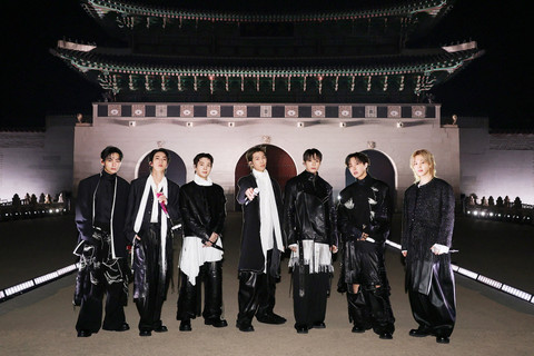 Grup Kpop BTS berpose untuk foto saat tiba di lokasi konser 'BTS The Comeback Live Arirang' di pusat kota Seoul, Korea Selatan, Sabtu (21/3/2026). Foto: BIGHIT MUSIC/Netflix/Handout via REUTERS