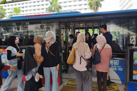 Sejumlah penumpang memadati Halte TransJakarta Bundaran HI, Jakarta, Minggu (22/3/2026). Foto: Jeni Ritanti/kumparan