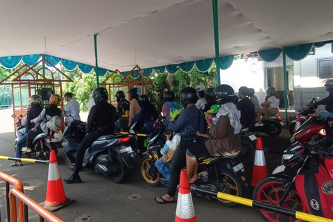 Antrean kendaraan bermotor di pintu masuk Ancol, Jakarta Utara, Minggu (22/3/2026). Foto: Ryan Iqbal/kumparan