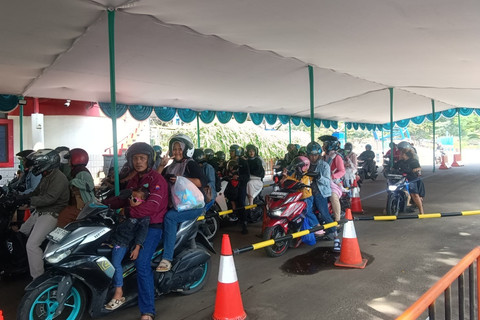 Antrean kendaraan bermotor di pintu masuk Ancol, Jakarta Utara, Minggu (22/3/2026). Foto: Ryan Iqbal/kumparan