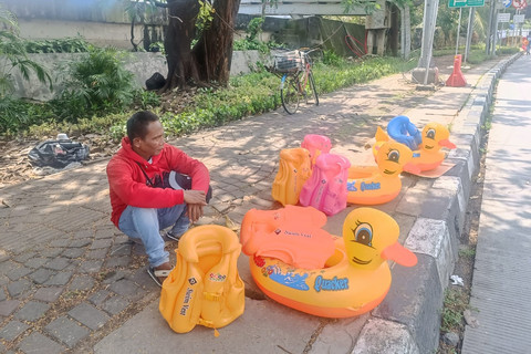 Pedagang ban renang di sepanjang Jalan Lodan Raya menuju pintu masuk Ancol Taman Impian, Jakarta Utara, Minggu (22/3/2026). Foto: Ryan Iqbal/kumparan