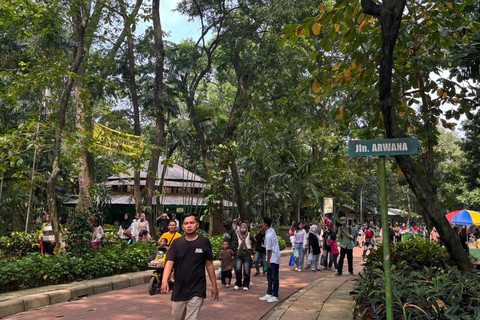 Pengunjung berwisata di Taman Margasatwa Ragunan, Jakarta, MInggu (22/3/2026). Foto: Amira Nada Fauziyyah/kumparan