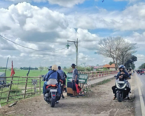 Jalan masuk "Sludukan" melewati kolong jembatan yang merupakan jalan pintas saat penutupan u-turn di jalur arteri di Desa Legok, Kecamatan Lohbener, Kabupaten Indramayu (22/3/2026). Foto: Panji Asmara/kumparan