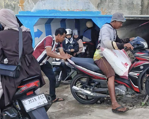 Jalan masuk "Sludukan" melewati kolong jembatan yang merupakan jalan pintas saat penutupan u-turn di jalur arteri di Desa Legok, Kecamatan Lohbener, Kabupaten Indramayu (22/3/2026). Foto: Panji Asmara/kumparan