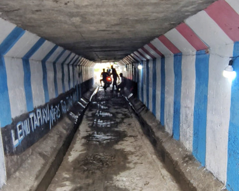 Lorong "Sludukan" melewati kolong jembatan yang merupakan jalan pintas saat penutupan u-turn di jalur arteri di Desa Legok, Kecamatan Lohbener, Kabupaten Indramayu (22/3/2026).  Foto: Panji Asmara/kumparan